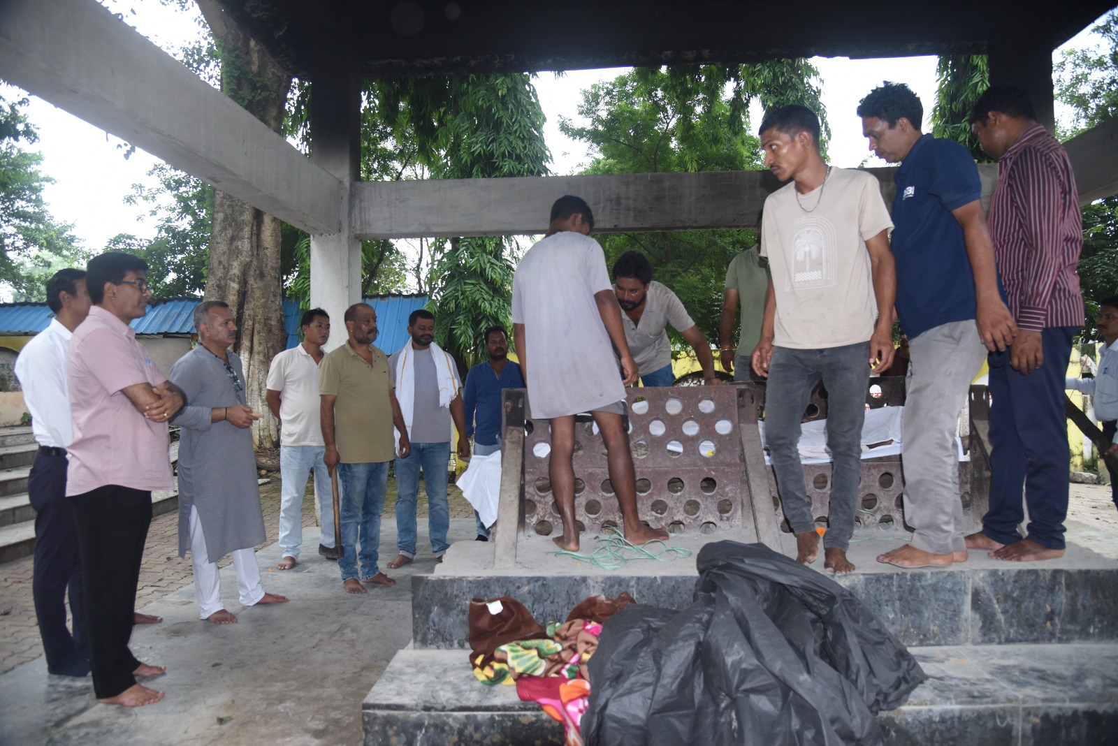 वृद्धाश्रम निवासरत स्व. जगदीश प्रसाद गुप्ता के अंतिम संस्कार में शामिल हुए कलेक्टर, दी श्रद्धांजलि